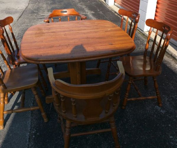 Vintage table by Walter of Wabash with extra leaf & 6 chairs