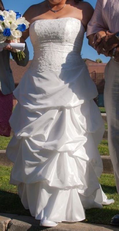 Wedding dress (Clothing & Shoes) in Longview, WA - OfferUp