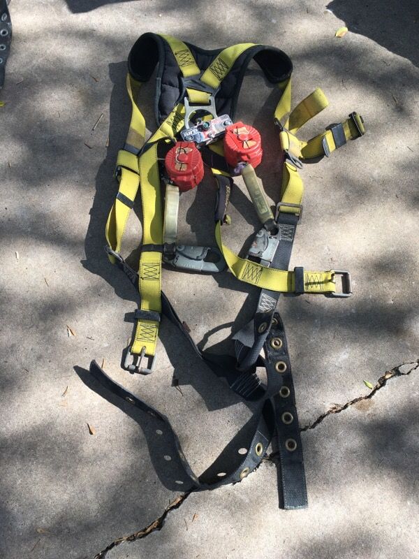 safety full body harness with dual retractable lanyards (General) in Corpus Christi, TX OfferUp