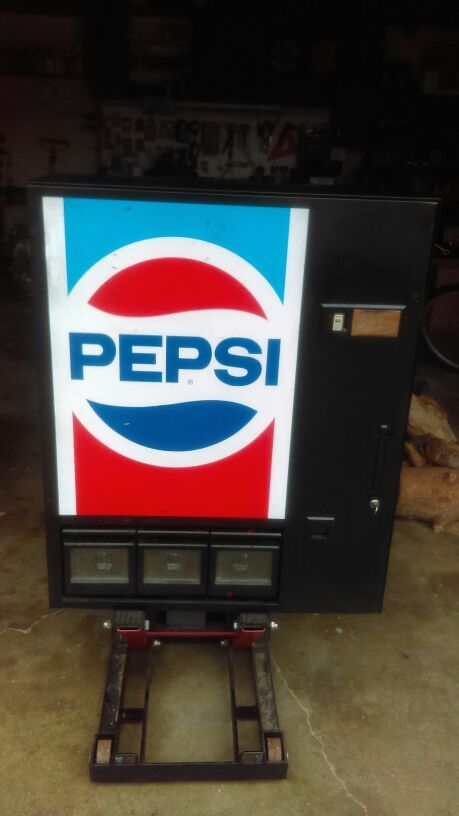 Pepsi Vending Machine...Compact unit...Keeps drinks Ice Cold. Perfect ...