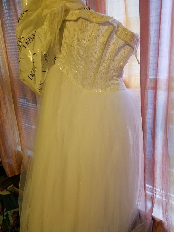 Size 0 wedding dress paid 1600 $ (Clothing & Shoes) in Boston, MA - OfferUp