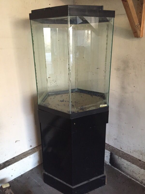 35 gallon octagon fish tank (Pet Supplies) in Lake Bluff