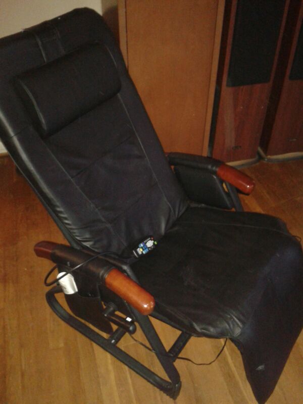Destress ultra massage chair with heat (Furniture) in Columbus, OH
