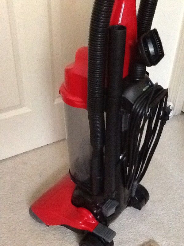 DIRT DEVIL Breeze bag less upright vacuum (Household) in Everett, WA
