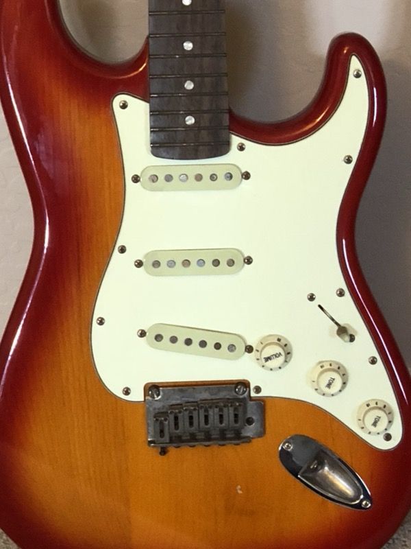 Squier stratocaster deals cherry sunburst