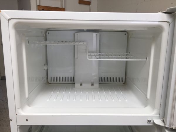 Hotpoint 28” Top Freezer Refrigerator Apartment Size (Appliances) in ... Hotpoint 28” Top Freezer Refrigerator Apartment Size (Appliances) in ...